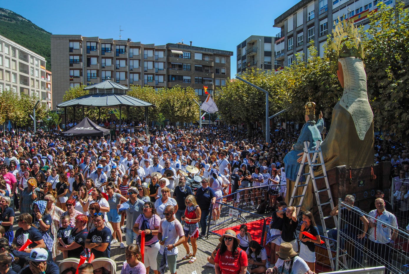 Los vecinos han aguantado bajo un sofocante calor a que arrancara el acto. 