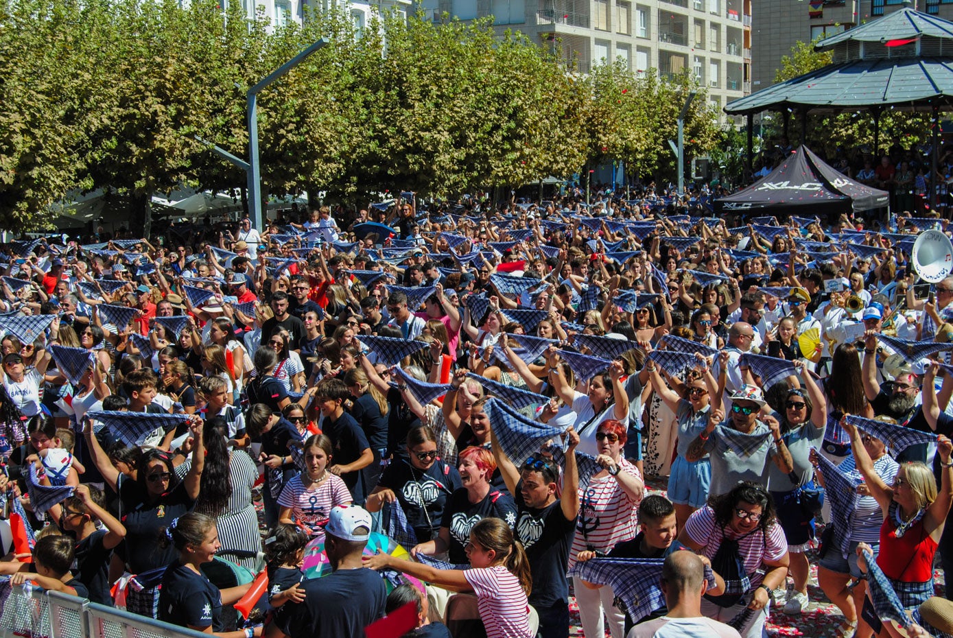 El gentío ha cantado a pleno pulmón el himno de Santoña para dar el pistoletazo de salida. 