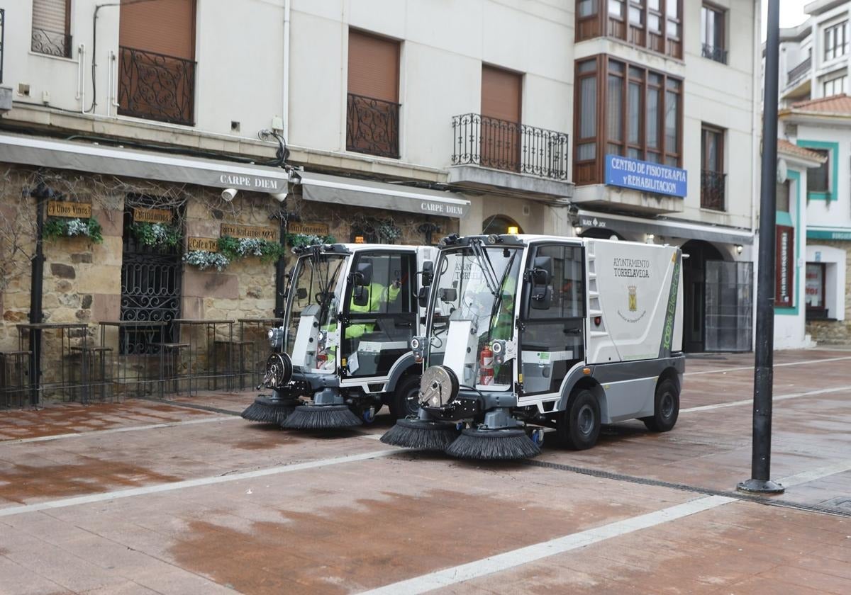 Dos máquinas limpian las calles de la capital del Besaya.