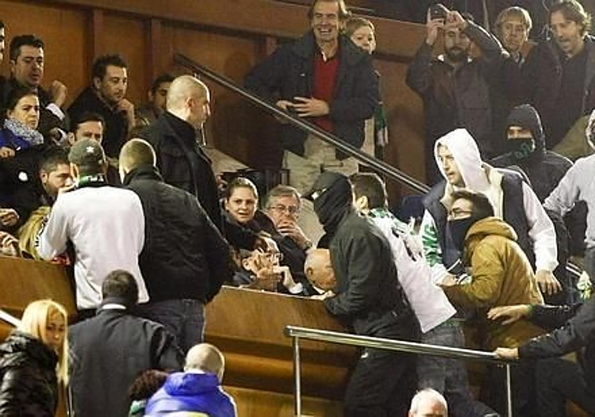 Momento del asalto al palco de los Campos de Sport.