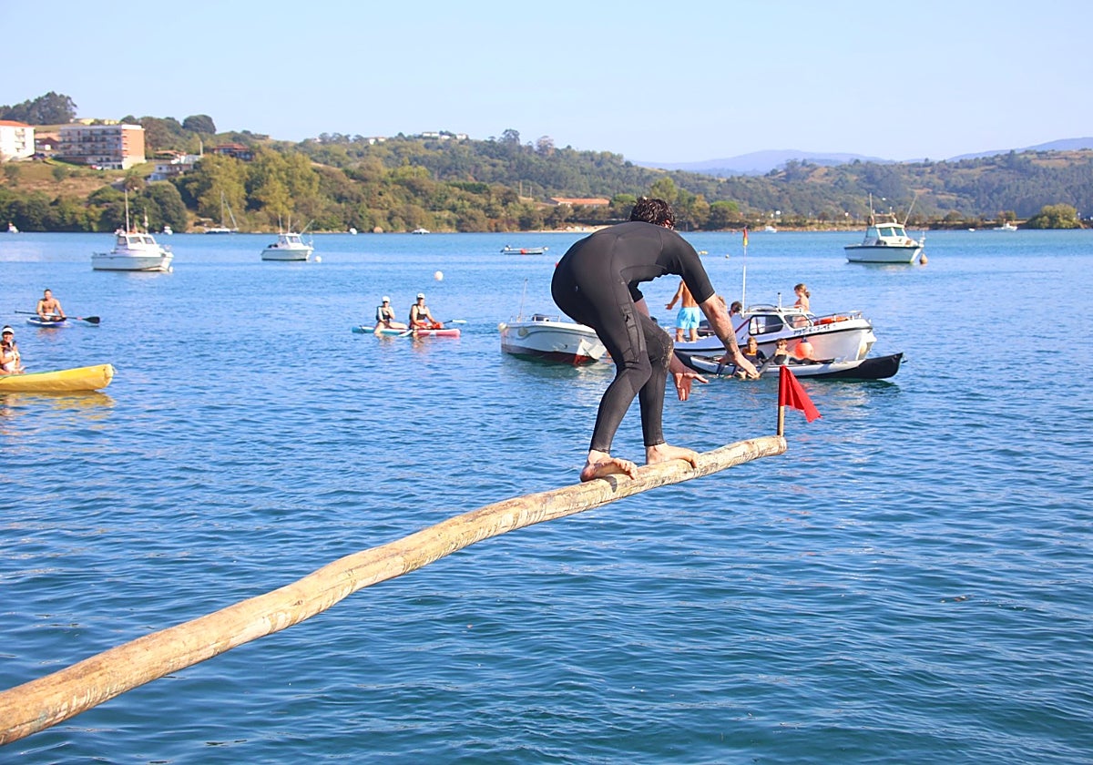 David Ceballos a punto de conseguir la bandera que le dio el triunfo en la presente edición.