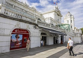 El Banco Santander, el restaurante Al Norte y el asiático Umi Sushi, tres de los locales que hay en los bajos que no se renovaron.