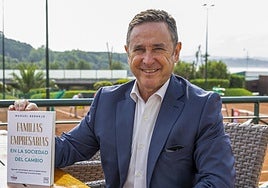 Manuel Bermejo, con su libro, en la Real Sociedad de Tenis de La Magdalena.