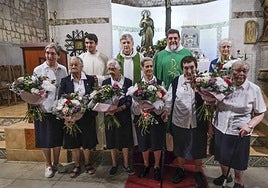 De izquierda a derecha, en la fila de abajo, las hermanas sor Mari Luz, sor Neluca, sor Margarita, sor Puri, sor Isabela, sor Adelaida y, arriba a la derecha, sor Vicenta, junto al párroco Chema Salazar y más responsables de la iglesia de San Pedro Advíncula, ayer, en Polanco.