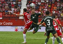 Javi Castro despeja de cabeza ante Leo Baptistao en el encuentro de ayer.