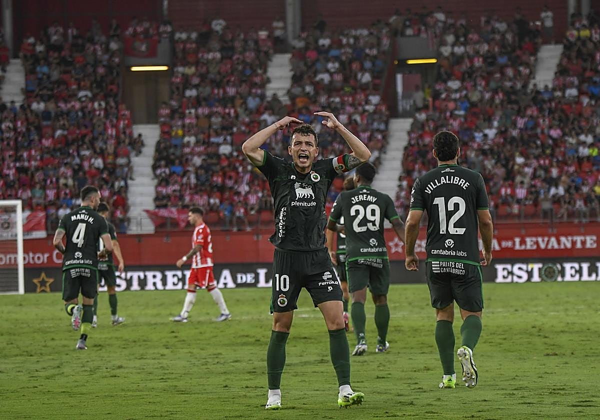 Íñigo Vicente alienta a la afición racinguista tras uno de los goles de Jeremy.