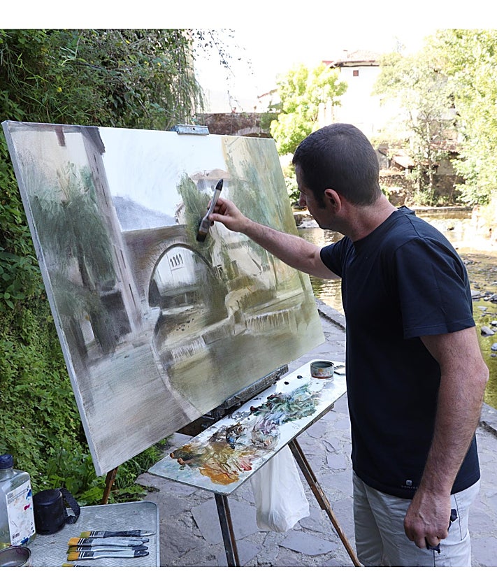 Imagen secundaria 2 - Autoridades, patrocinadores y pintores premiados; el pintor Beni Rodríguez, recibiendo el premio de Luís Sánchez, teniente de alcalde de Cillorigo de Liébana, y Óscar Herrán pintando su obra en el paseo del río en Potes