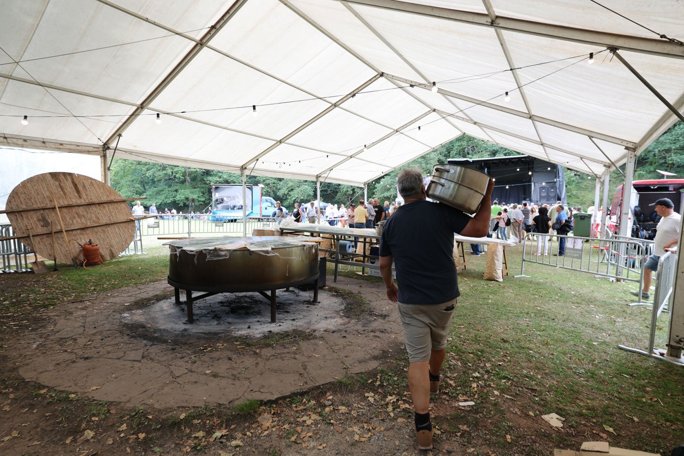 Preparación de las cazuelas para el reparto.