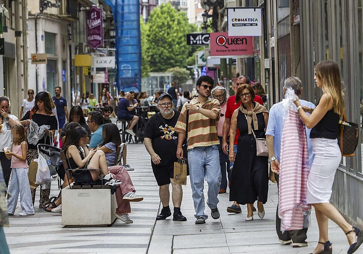 El centro de Santander, abarrotado de gente en una mañana nublada de verano.