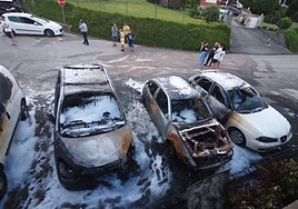 Tres coches calcinados en la localidad de Piélagos.