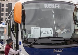 Uno de los autobuses fletados por Renfe para dar el servicio interrumpido por los trenes.