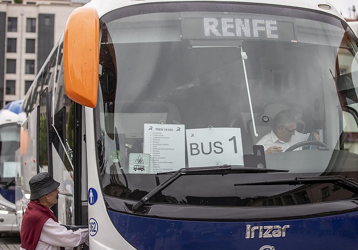 Uno de los autobuses fletados por Renfe para dar el servicio interrumpido por los trenes.