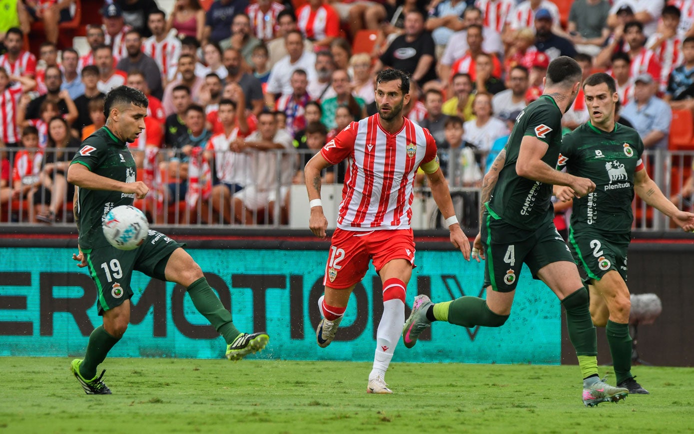 Gustavo Puerta, ayer titular, da un pase durante el encuentro ante Baptistao.