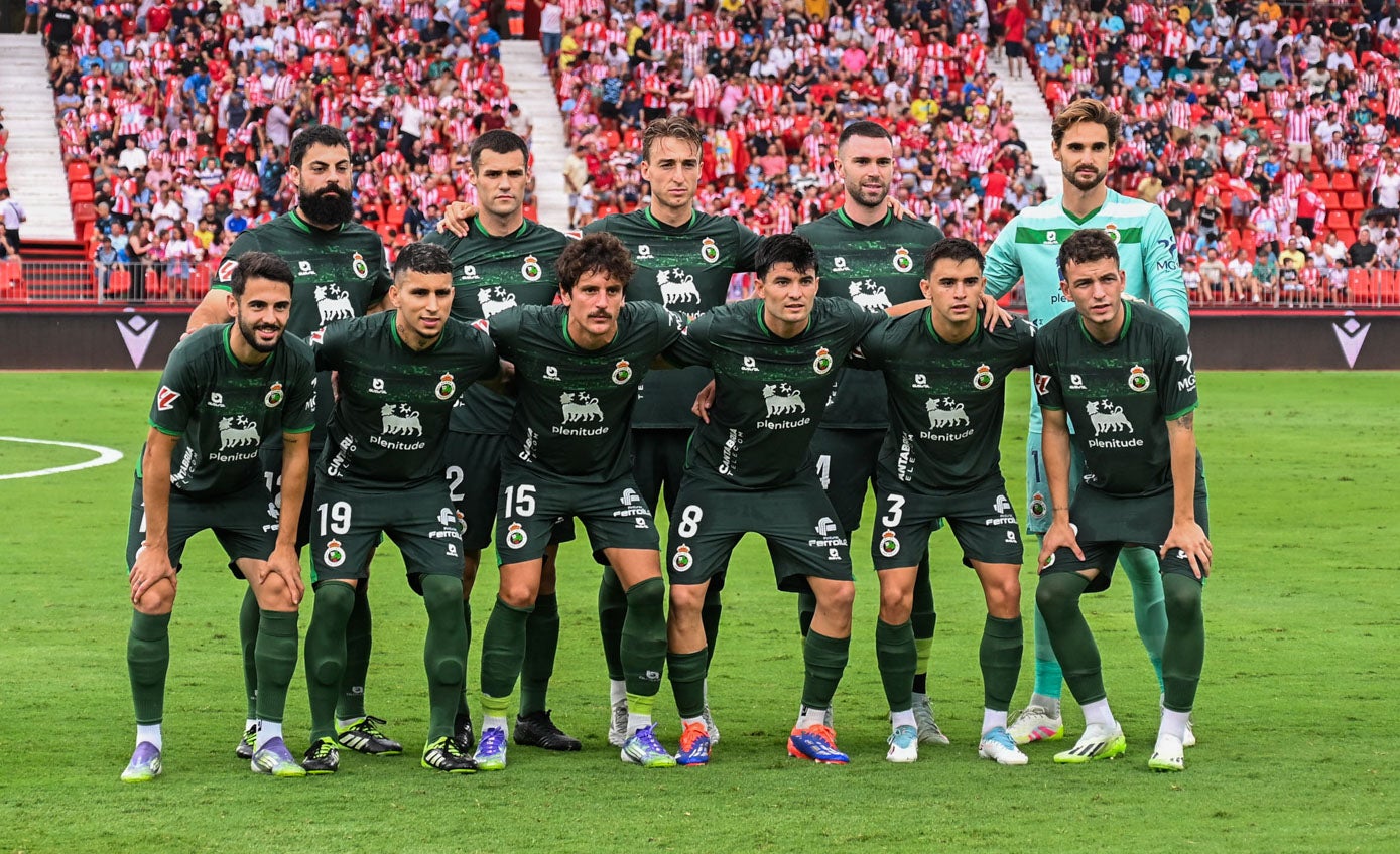 El once del Racing que saltó al terreno de juego del Almaría Stadium.