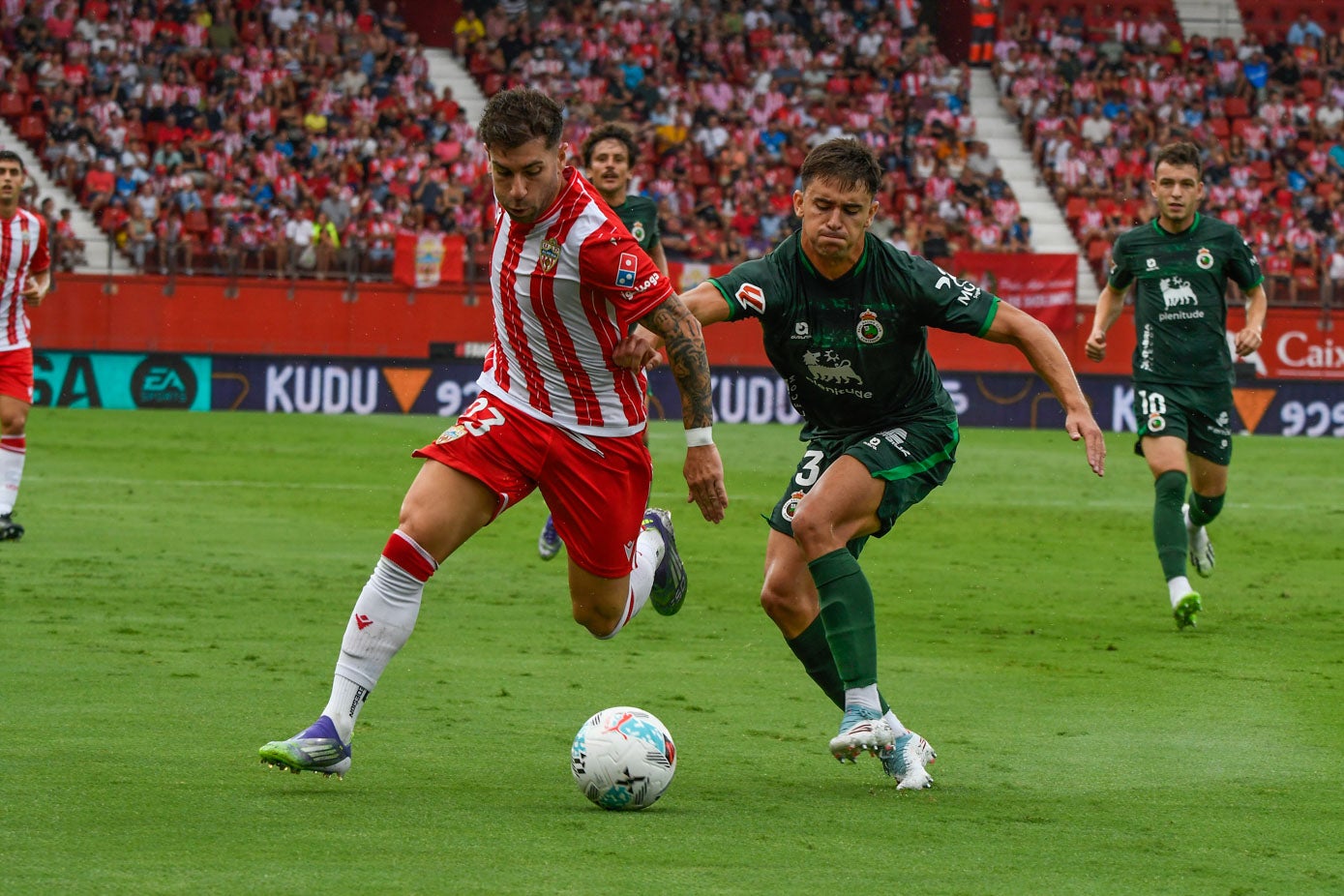 Mario, en plena disputa del balón con Embarba.