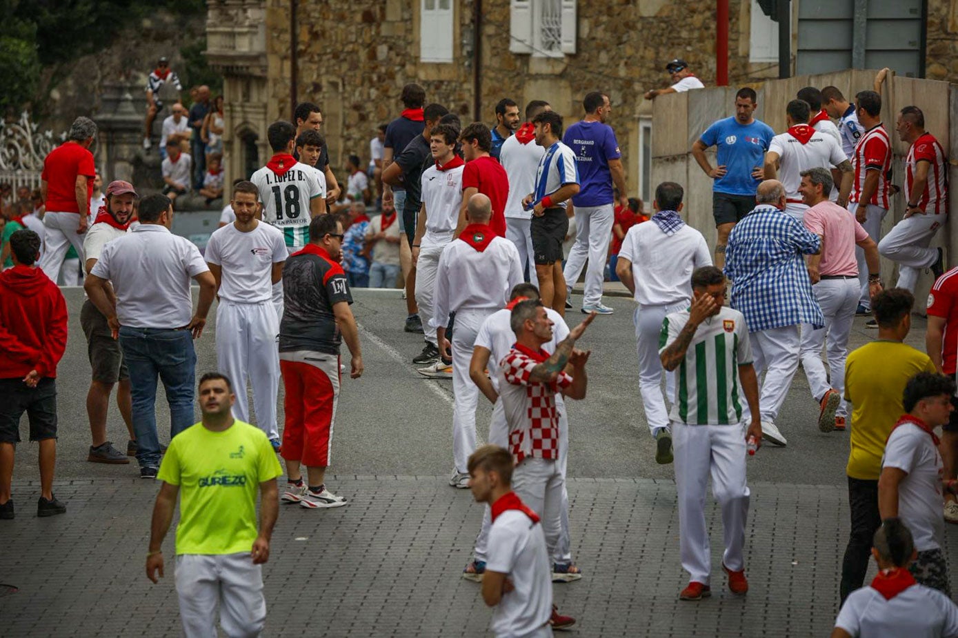 Cientos de corredores llenan el recorrido.