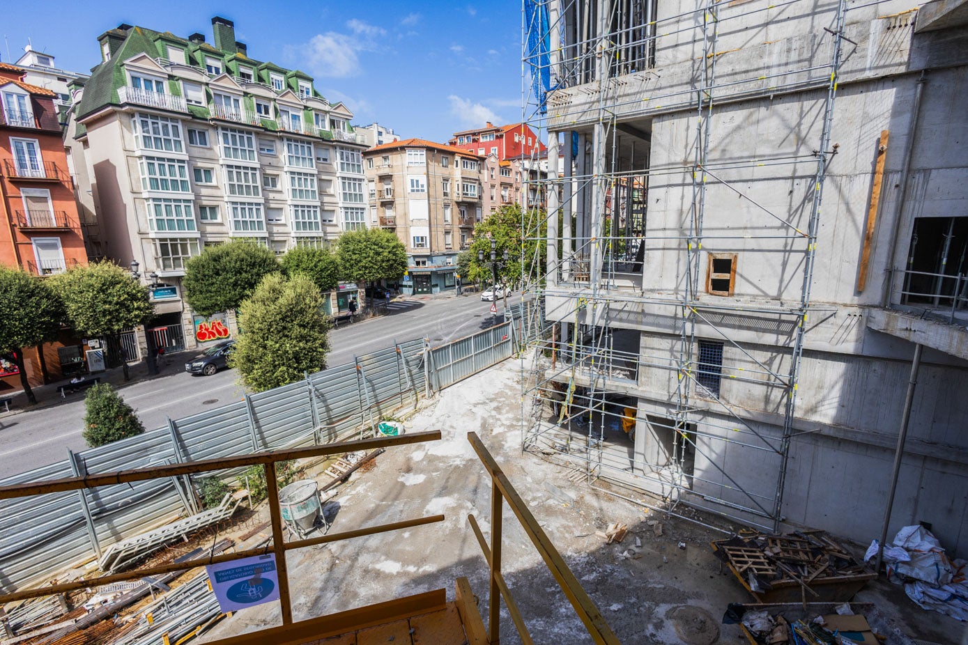 Detalle de la pequeña plaza que servirá de acceso principal al Mupac. Coimcide con la entrada que tuvo durante décadas el museo cuando se ubicaba en los bajos de la vieja Diputación.