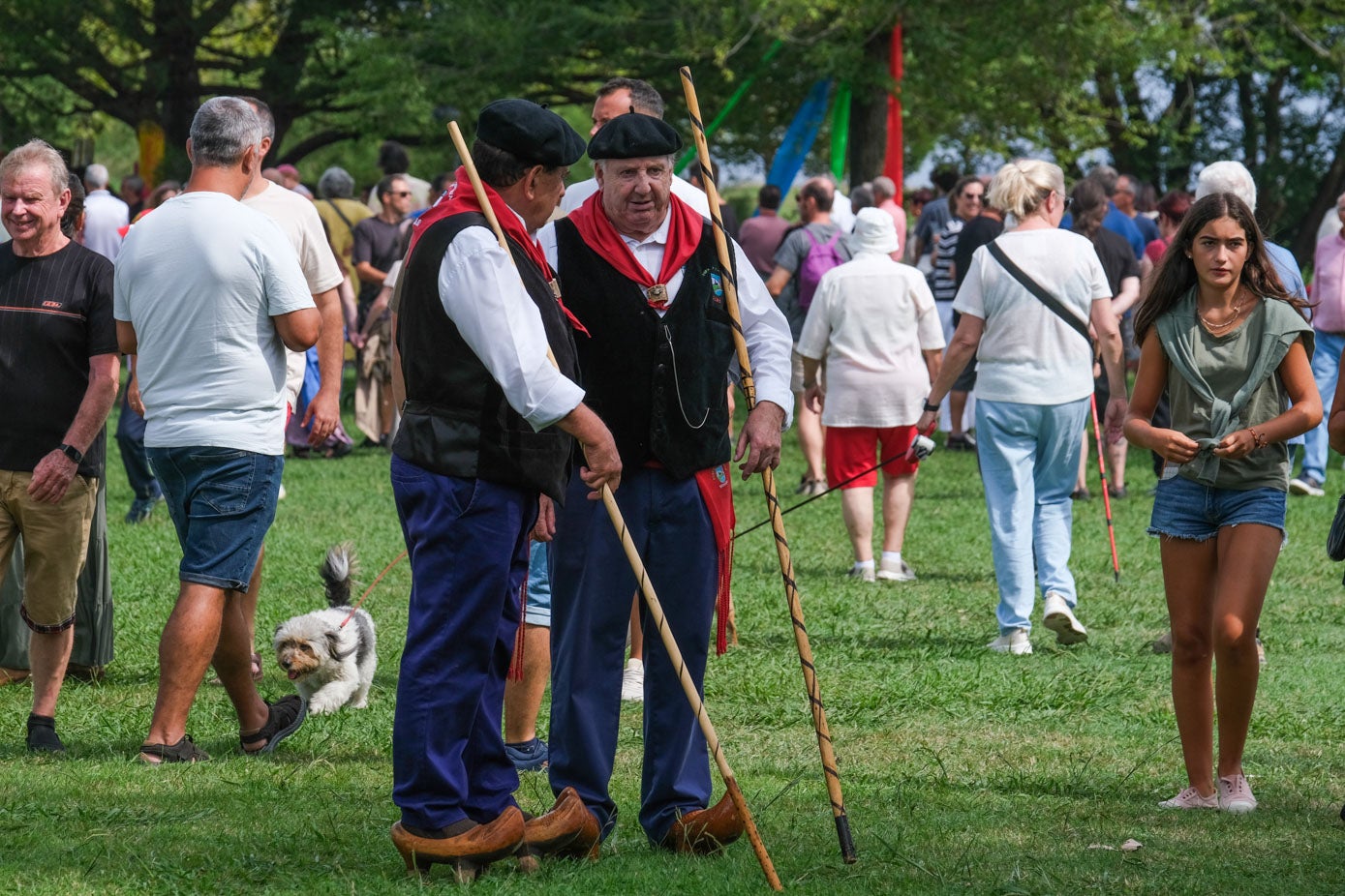 La campa del faro de Cabo Mayor se ha llenado este domingo de tradición con la Romería del Faro. 