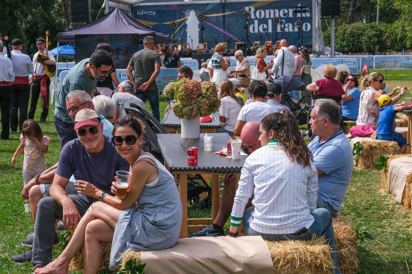 Varias familias, este domingo, disfrutan de la romería y toman algo. 