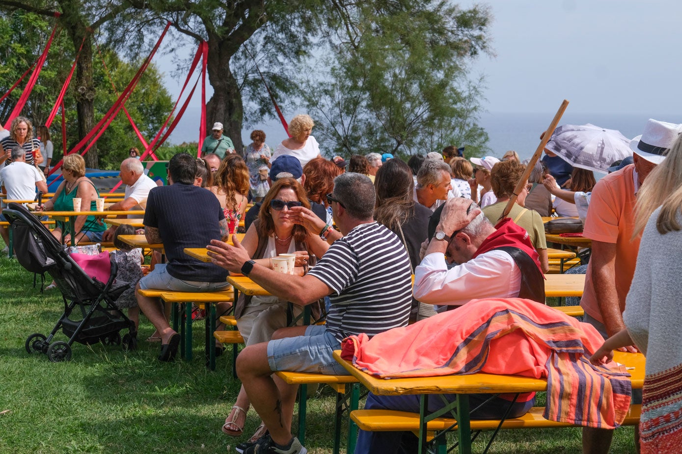 Al mediodía el calor apretó y algunos asistentes utilizaron el paraguas para resguardarse. 