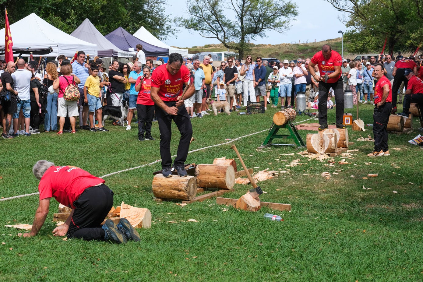 El corte de troncos fue una de las actividades que más interés suscitó entre los asistentes. 