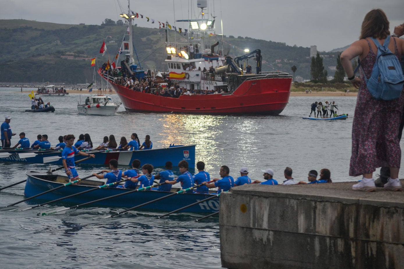 La bahía de Santoña ofreció una estampa de los más marinera con las traineras, barcos y motorucos