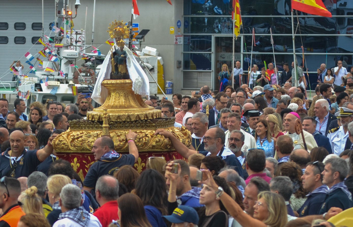 Llega de la Virgen al Puerto Pesquero ante decenas de fieles