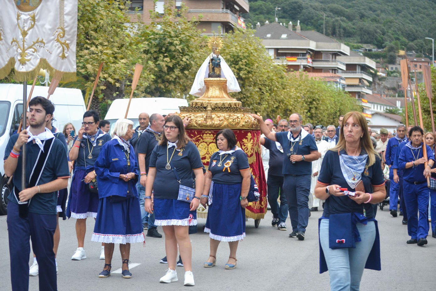 Antes de la procesión marítima, la Morenuca recorre las calles de su querido pueblo.