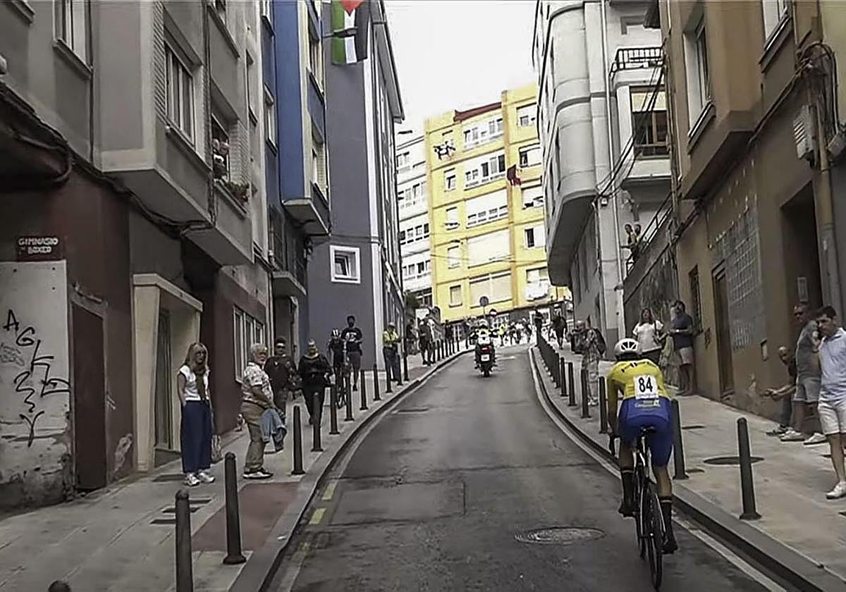 Matthew Peace, ganador de la Vuelta, en plena ascensión a la cuesta de La Atalaya.