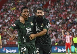 Jeremy es felicitado por Villalibre tras marcar ayer uno de sus goles.