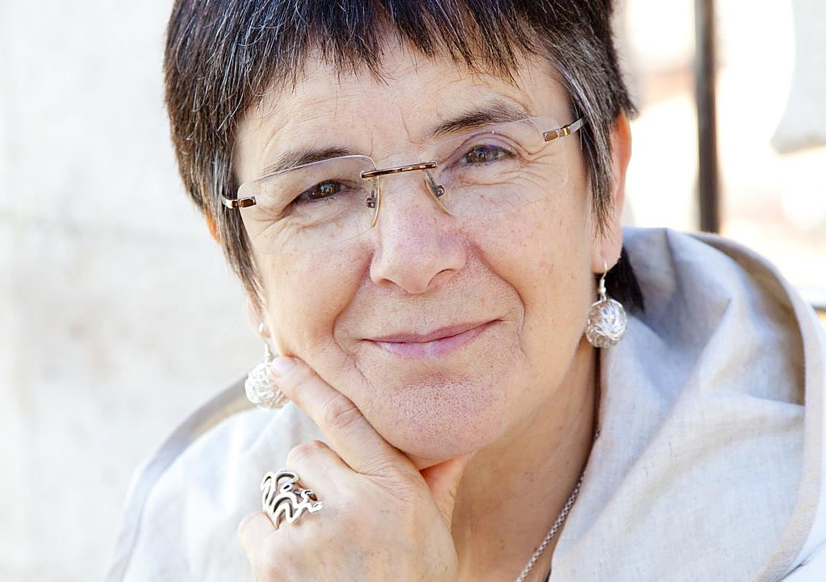 La poeta Nieves Álvarez presenta su libro el viernes.