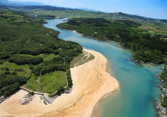 Vista de la ría de Castellanos y playa de La Arena, en Isla.