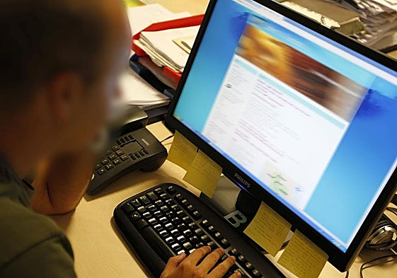 Imagen de archivo de un funcionario con un ordenador