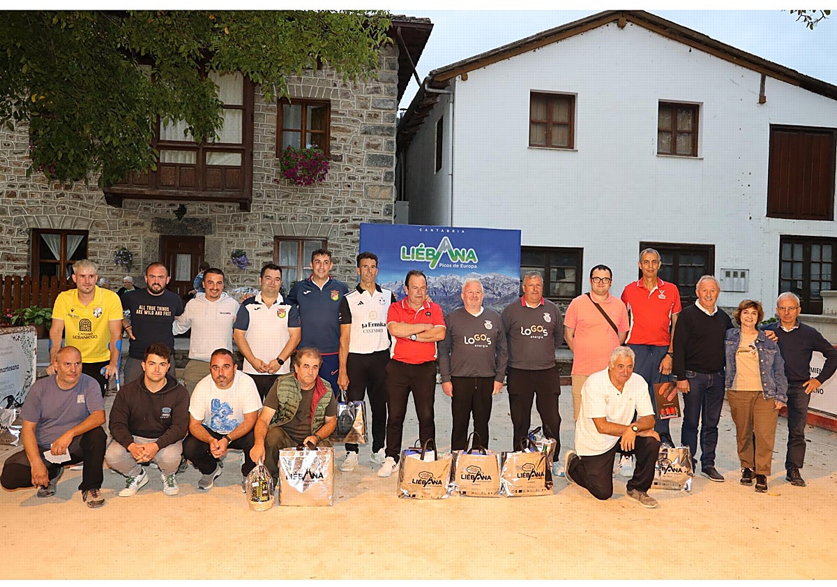 Imagen principal - Jugadores, familiares de Domingo y organizadores; Juanjo González, recibiendo el premio de manos de Mariano Gómez, teniente de alcalde del ayuntamiento de Vega de Liébana, y Adrián Fernández, entregando un recuerdo a Ana Tens y Raúl Gutiérrez, viuda y sobrino de Domingo Gutiérrez