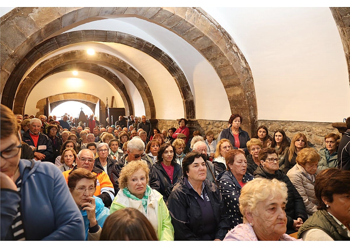Imagen secundaria 1 - Conchi Modino recibió la distinción de Cofrade de Honor de manos de Noemí Briz, presidenta de la Hermandad de la Virgen de la Luz; el interior de la ermita se llevó de devotos de la imagen, y la Virgen de la Luz lució un nuevo manto bordado en azul y oro, regalo del sacerdote Elías Hoyal