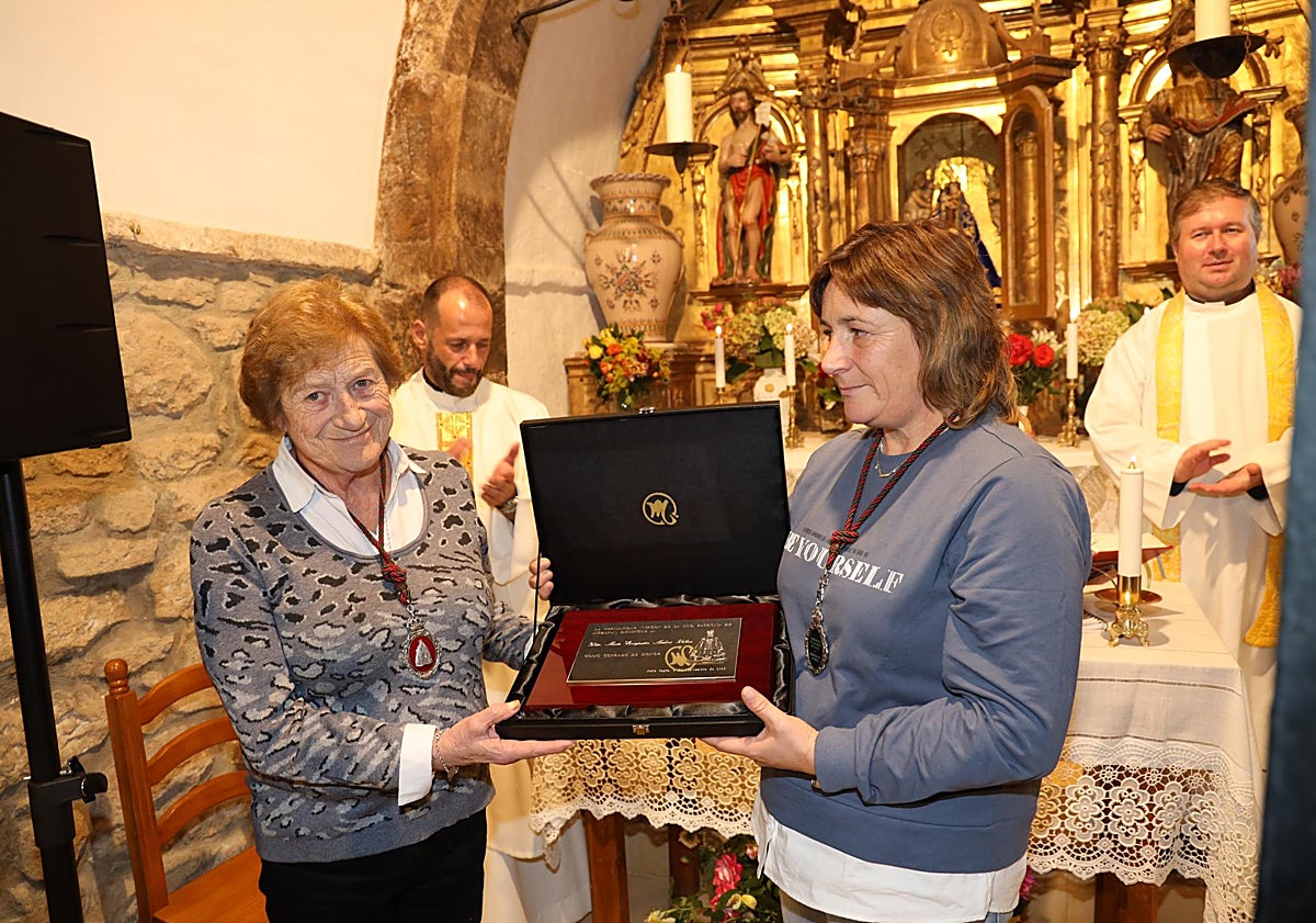Imagen principal - Conchi Modino recibió la distinción de Cofrade de Honor de manos de Noemí Briz, presidenta de la Hermandad de la Virgen de la Luz; el interior de la ermita se llevó de devotos de la imagen, y la Virgen de la Luz lució un nuevo manto bordado en azul y oro, regalo del sacerdote Elías Hoyal