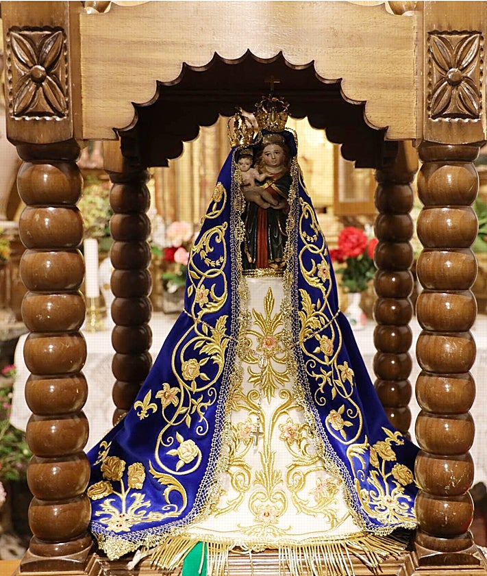 Imagen secundaria 2 - Conchi Modino recibió la distinción de Cofrade de Honor de manos de Noemí Briz, presidenta de la Hermandad de la Virgen de la Luz; el interior de la ermita se llevó de devotos de la imagen, y la Virgen de la Luz lució un nuevo manto bordado en azul y oro, regalo del sacerdote Elías Hoyal