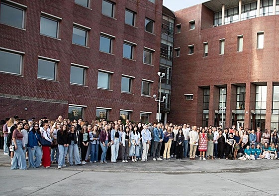 Foto de los más de 300 alumnos internacionales de la UC y las autoridades académicas en la terraza de la Facultad de Ciencias Económicas.