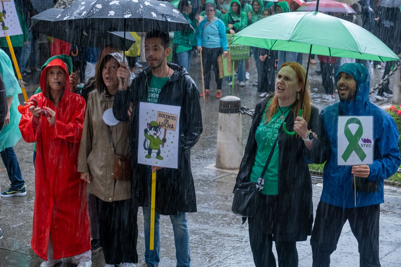 Entre proclamas de «Silva, escucha, abre la hucha», «tus presupuestos, nuestra desgracia» y «Buruaga, paga paga, paga», la movilización partió desde Río de la Pila.