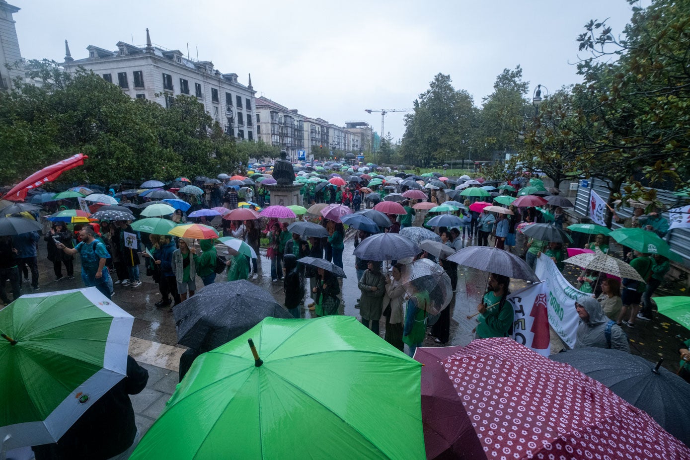 Vista de los paraguas al final de la protesta, cuando la lluvia apretaba y no daba tregua. 