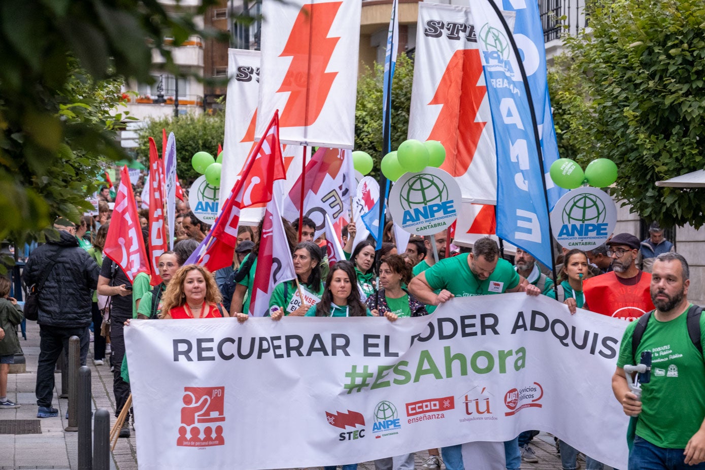 Primer plano de la cabeza de la manifestación, liderada por representantes de la Junta de Personal Docente (STEC, ANPE, CC OO, TÚ y UGT).