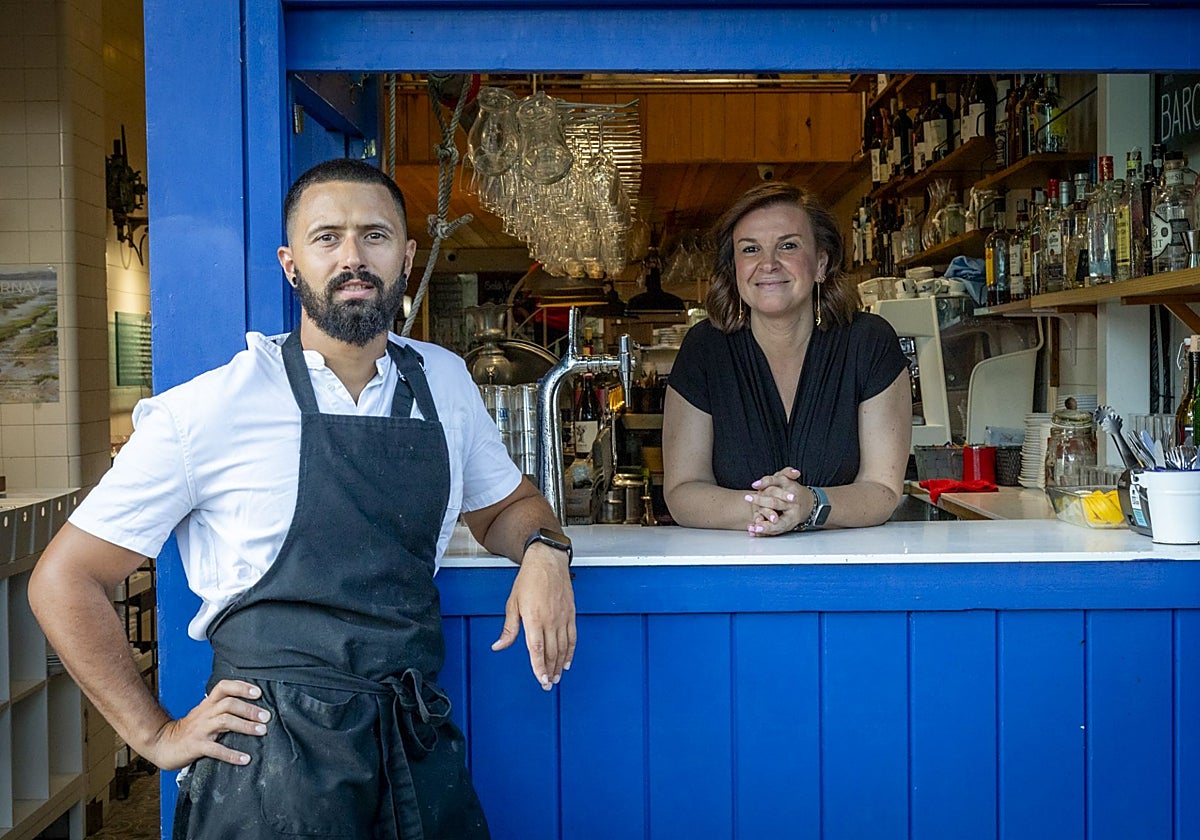 El chef Alvar G. Fernández de Castro y María Pérez Roldán, nueva propietaria del Bar Cos.
