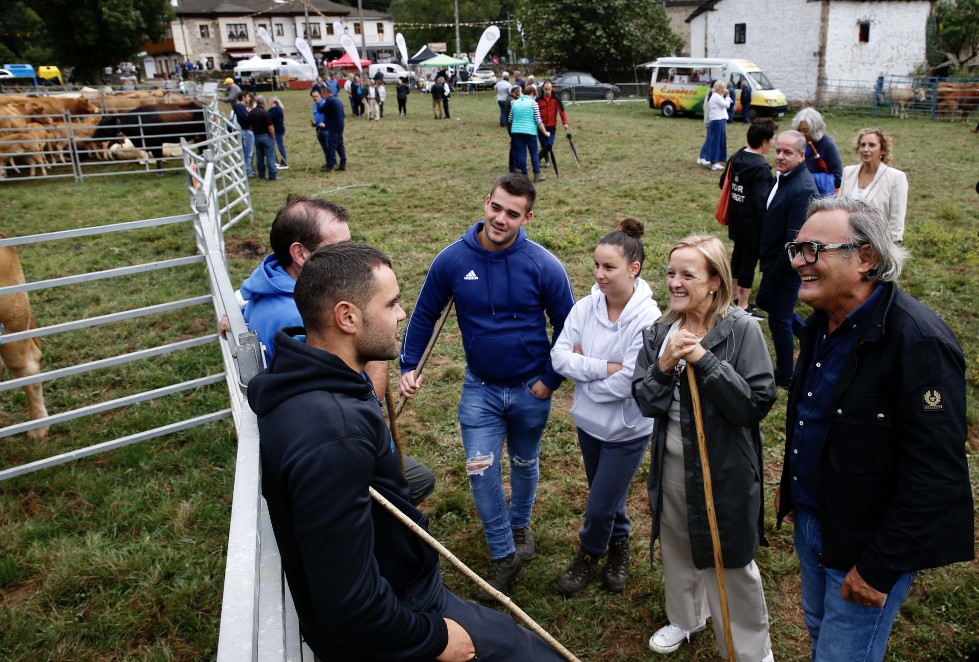 La consejera y el alcalde, con algunos de los asistentes a la feria