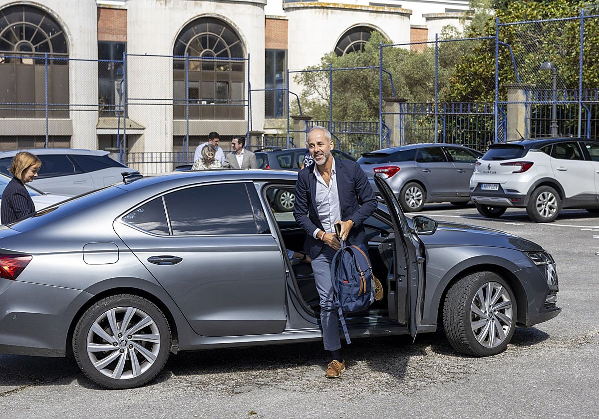El consejero de Educación, Sergio Silva, abandona su vehículo frente al Consejo Escolar.