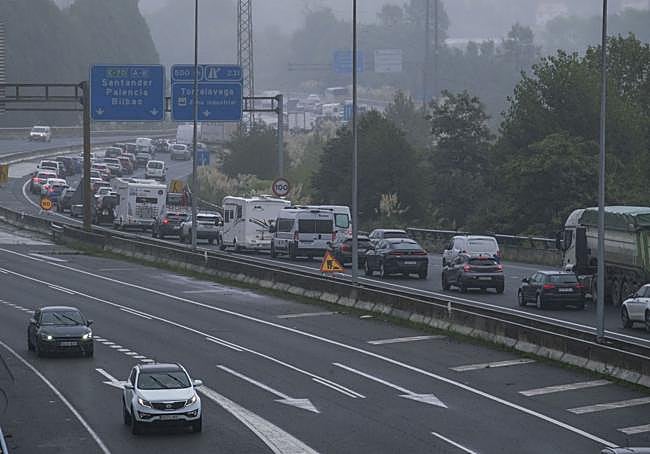Atasco del tráfico, este lunes, en la A-8.