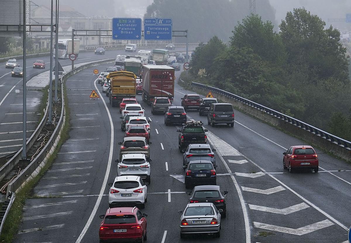 Atasco del tráfico, este lunes, en la A-8 en las inmediaciones del nudo de Torrelavega antes del desvío de Aspla.