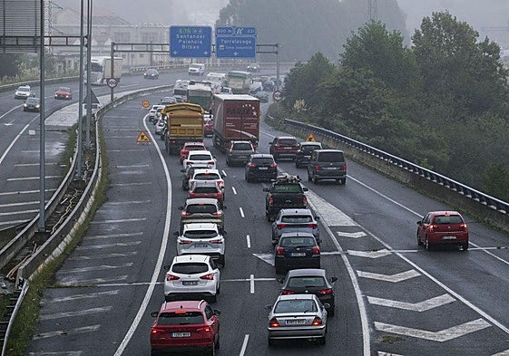 Atasco del tráfico, este lunes, en la A-8 en las inmediaciones del nudo de Torrelavega antes del desvío de Aspla.