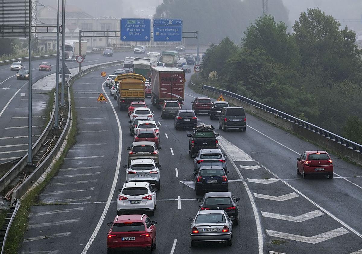 Atasco del tráfico, este lunes, en la A-8 en las inmediaciones del nudo de Torrelavega antes del desvío de Aspla.