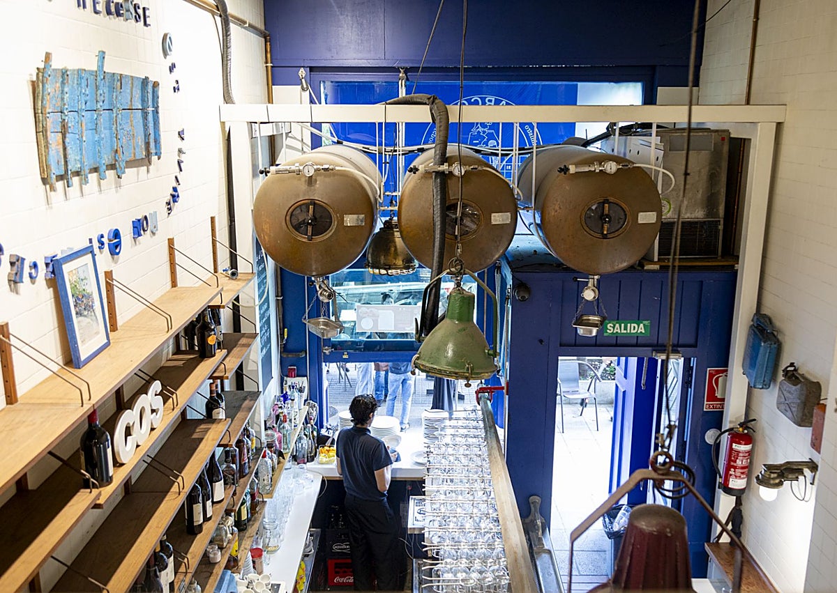 Imagen secundaria 1 - Comedor en la zona reservada para 20 personas; barra principal, con entrada por Calderón de la Barca y pub, con acceso desde la calle Lealtad.