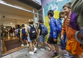 El CEIP Cisneros abre sus puertas al paso de los alumnos que hoy afrontan un nuevo curso.